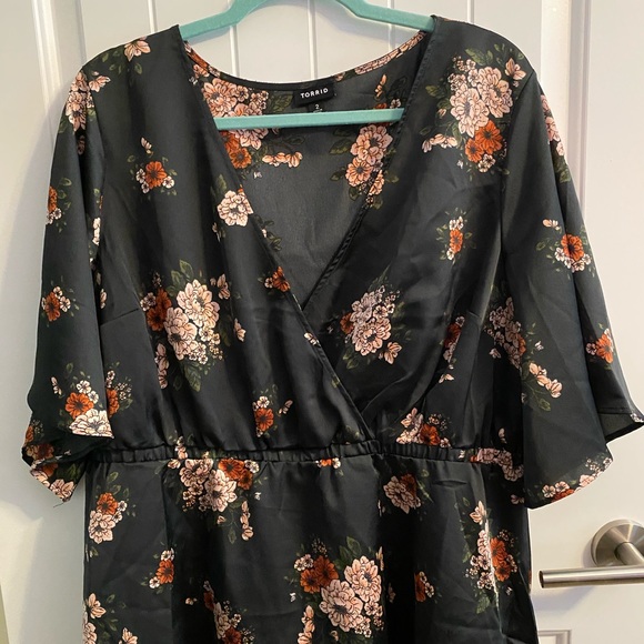 ❌SOLD❌ BLACK FLORAL SURPLICE SATIN BABYDOLL BLOUSE - Picture 3 of 5